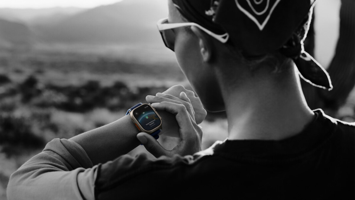 Apple представила Apple Watch Ultra 3 с самым большим дисплеем 11 apple watch ultra 3 lifestyle hiking
