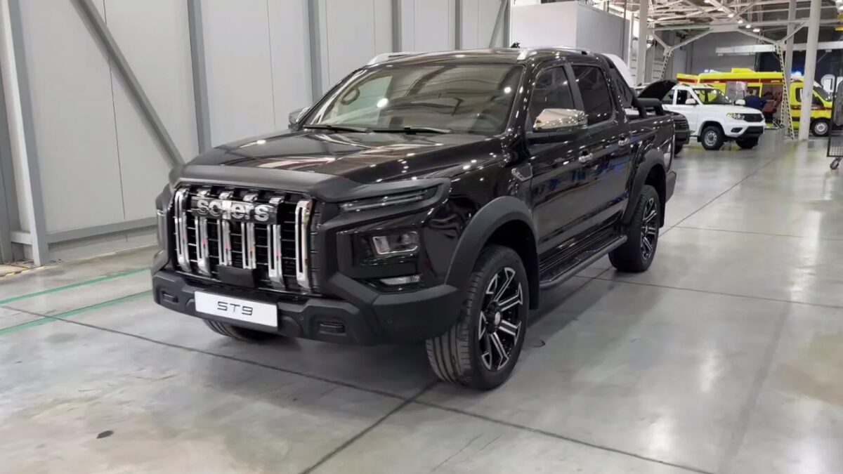 Черный пикап Sollers ST9 на производственной линии нового предприятия