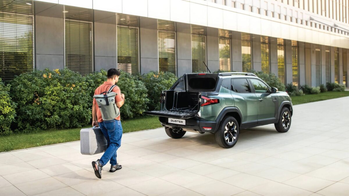Dacia Duster в кузовном варианте: пикап с открытым грузовым пространством на улице
