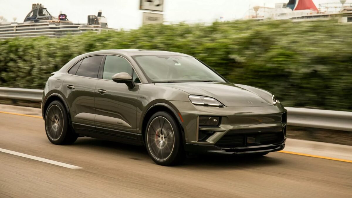 Porsche Macan нового поколения на дороге, агрессивный дизайн в движении