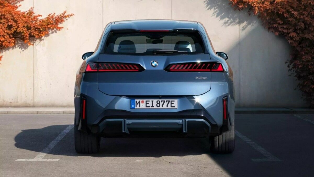 Черный и желтый электромобиль Honda в профиль