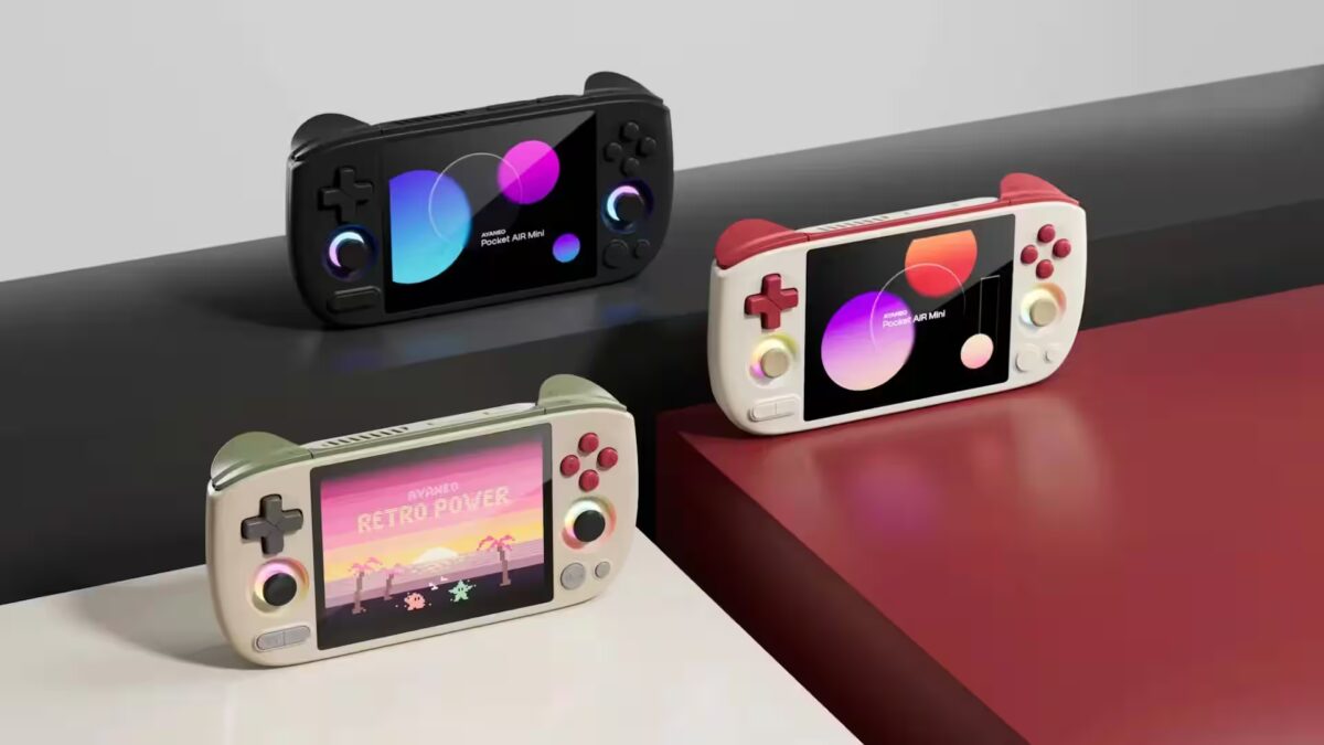 Три консоли Ayaneo Pocket Air Mini на столе