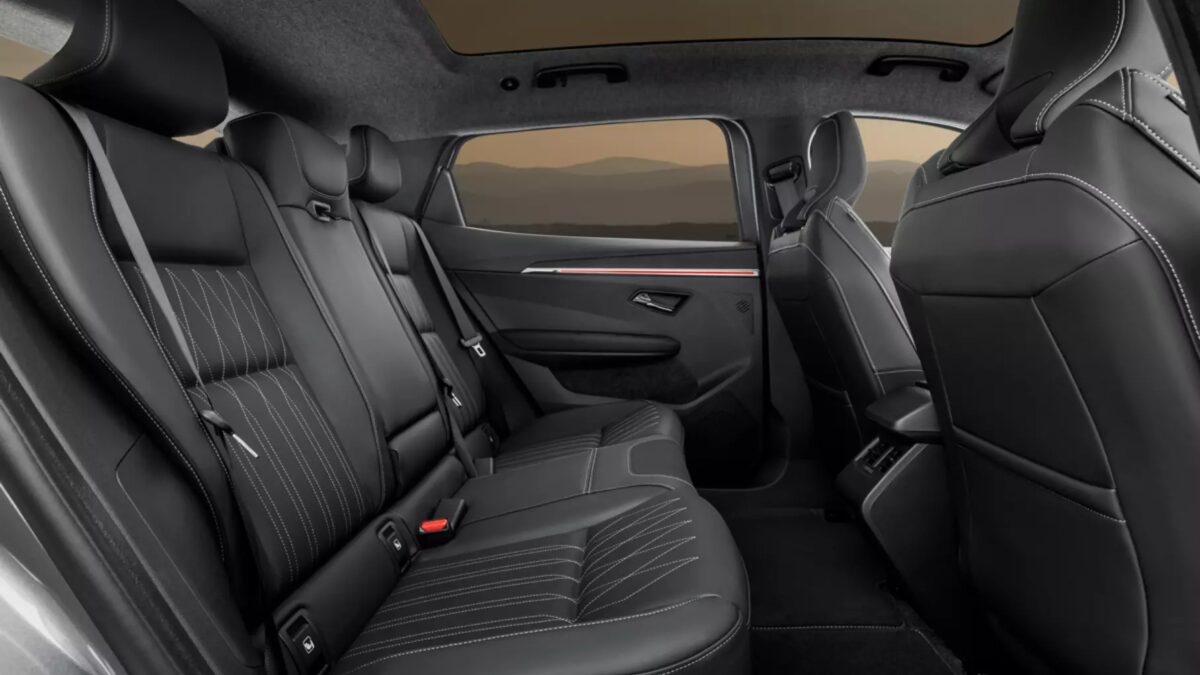 Задний интерьер автомобиля Chevrolet Tracker с кожаными сиденьями и вентиляцией