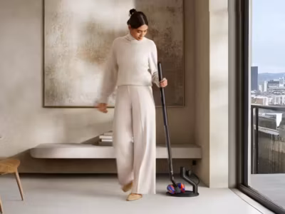 Девушка с пылесосом Dyson Pencil на полу в современном интерьере