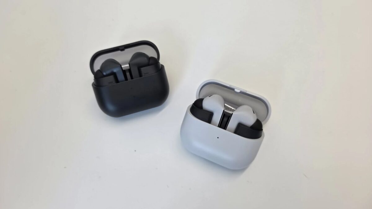 На изображении показаны беспроводные наушники Samsung Buds 3 FE в белом и черном кейсах