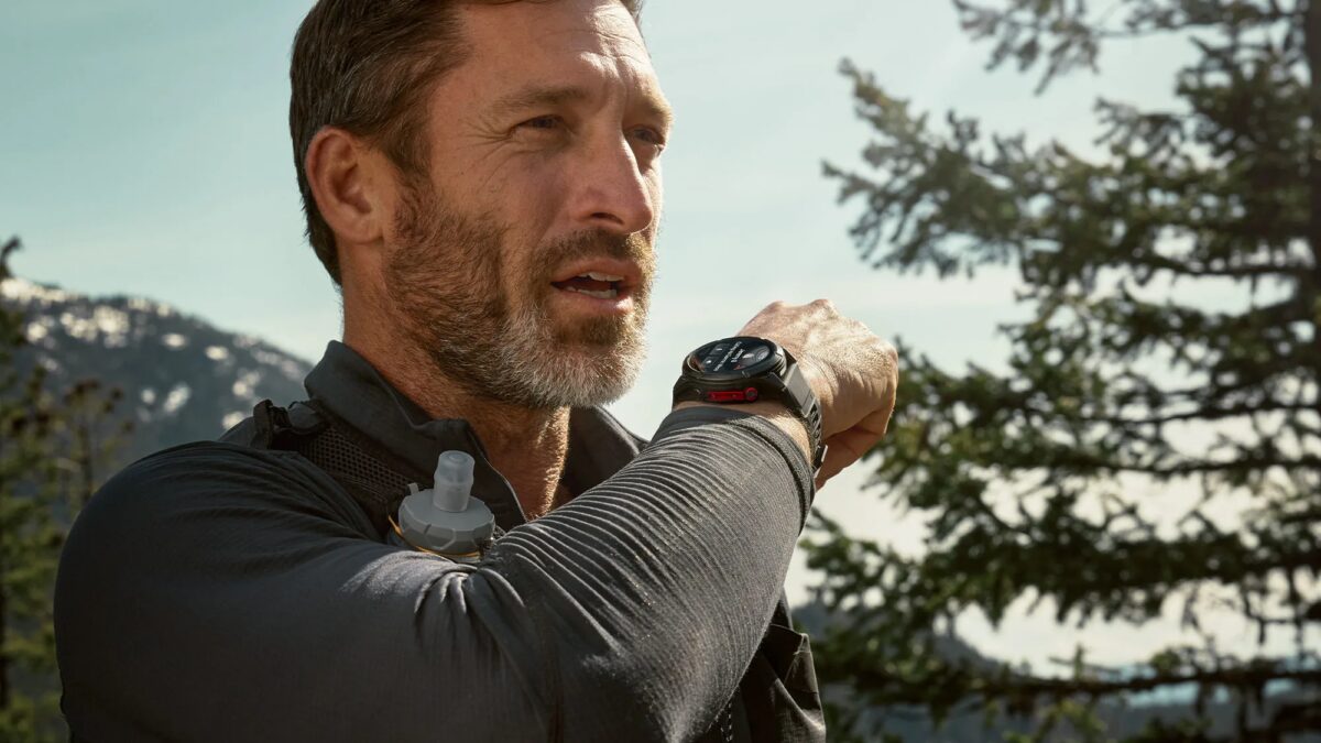 Мужчина смотрит на Garmin Fenix 8 Pro на руке на природе
