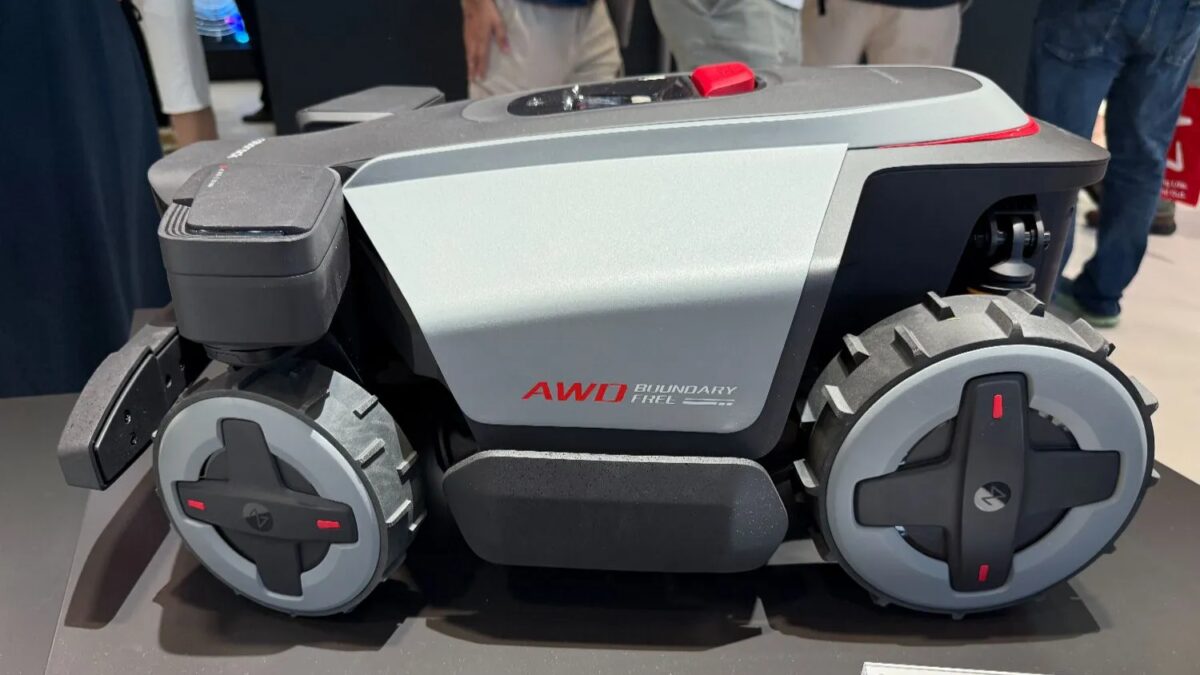 Робот-газонокосилка Roborock вид сбоку с колесами