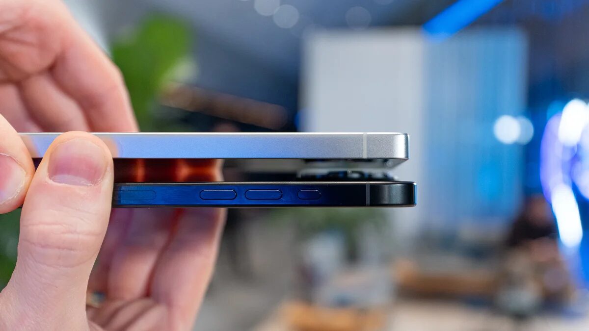 Боковой вид iPhone 17 Pro Max с кнопками слева