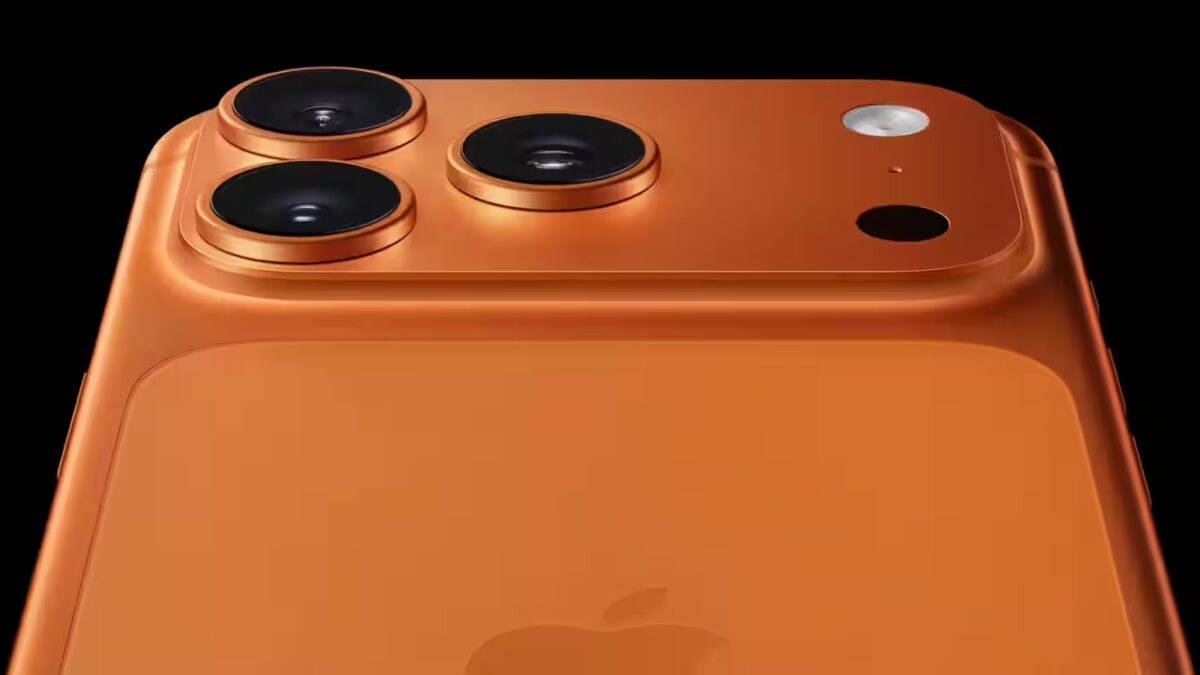 Задняя панель iPhone 17 Pro Max с тройной камерой и кнопкой питания