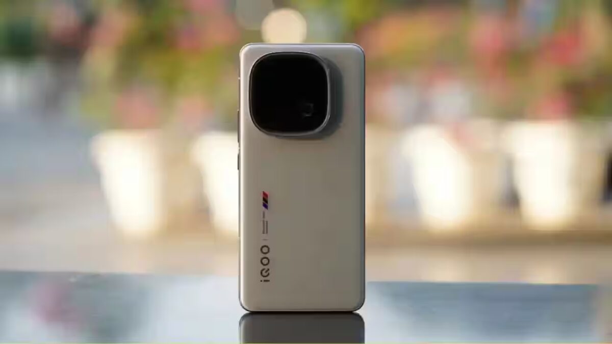 задняя панель iQOO 15 с чёрным модулем камеры