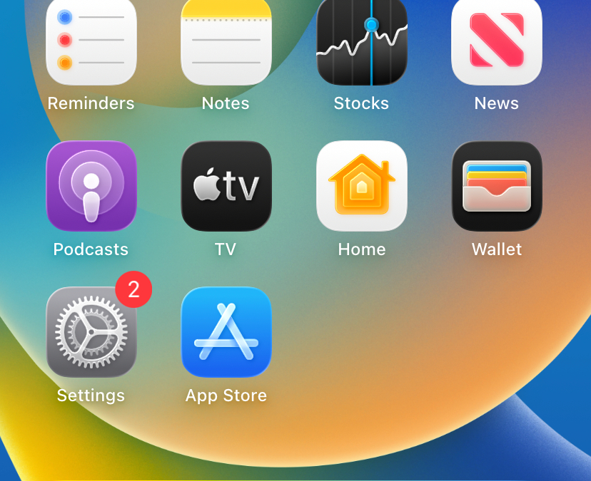 Как в iOS 26 сделать полностью прозрачные иконки на iPhone 5 liquid glass home page 1.png