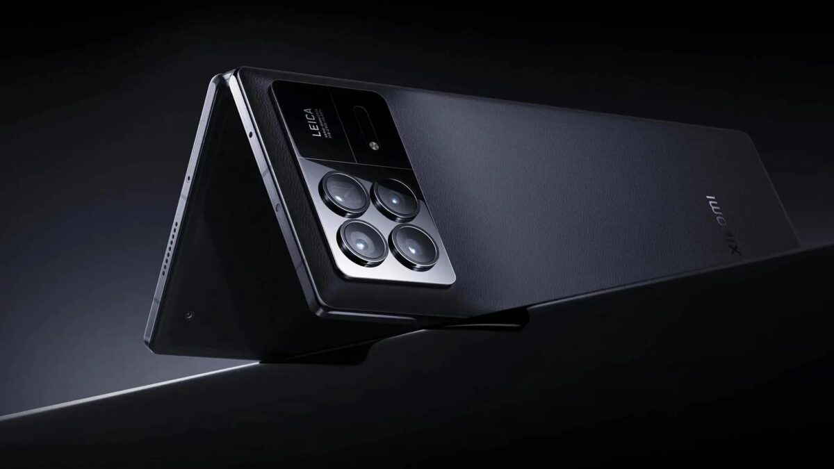 Складной смартфон Xiaomi 17 Fold с тремя камерами и рельефной задней панелью