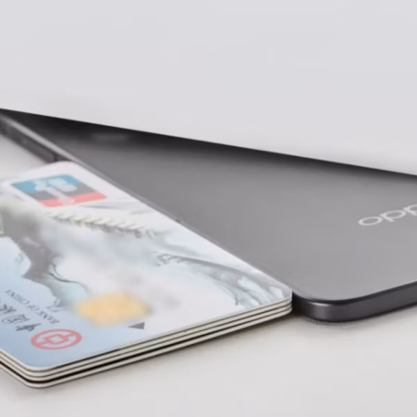 Ноутбук OPPO Find N5 в открытом состоянии, акцент на тонком дизайне корпуса