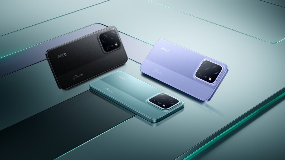 Три смартфона Poco C85 разными цветами сзади с фотокамерами и логотипами