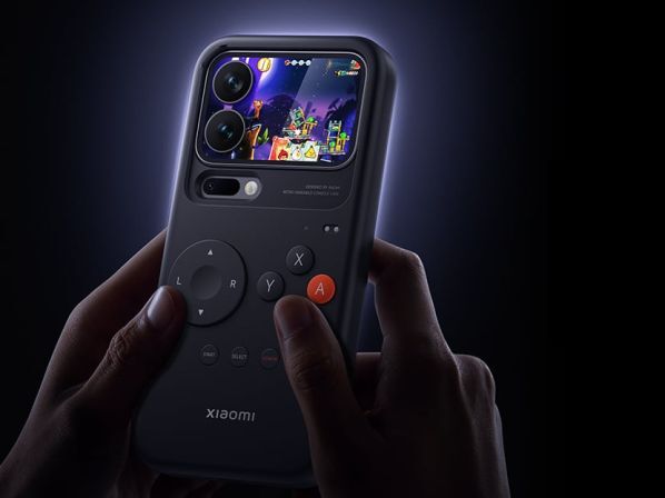 Рука держит смартфон Xiaomi с игровой консолью на экране