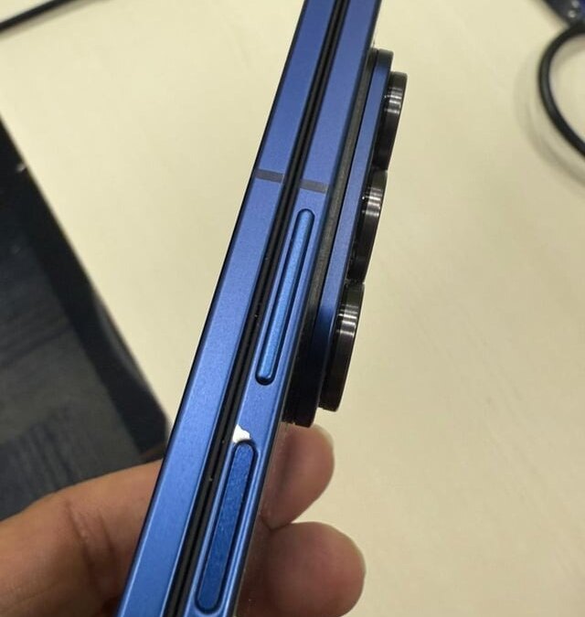 У Samsung Galaxy Z Fold 7 облезает краска на корпусе 5 samsung galaxy z fold 7 paint chip present act 4827