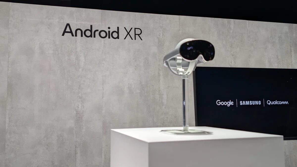 Деталь XR-гарнитуры Samsung Project Moohan на выставке, демонстрация Android XR в помещении