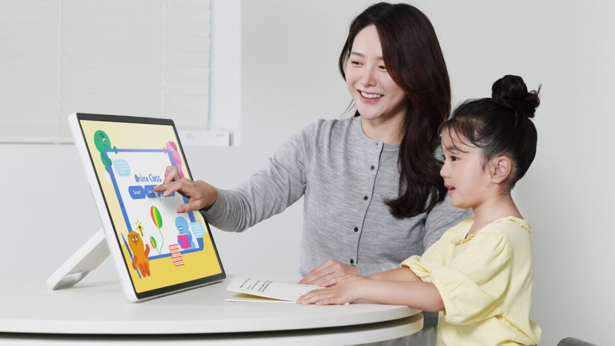 samsung the moving style wireless portable touchscreen tv 03 1 1920x1387 1