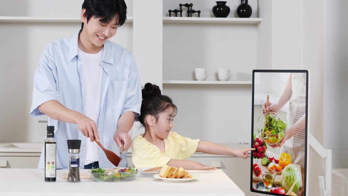 samsung the moving style wireless portable touchscreen tv 04 1 1920x1422 1