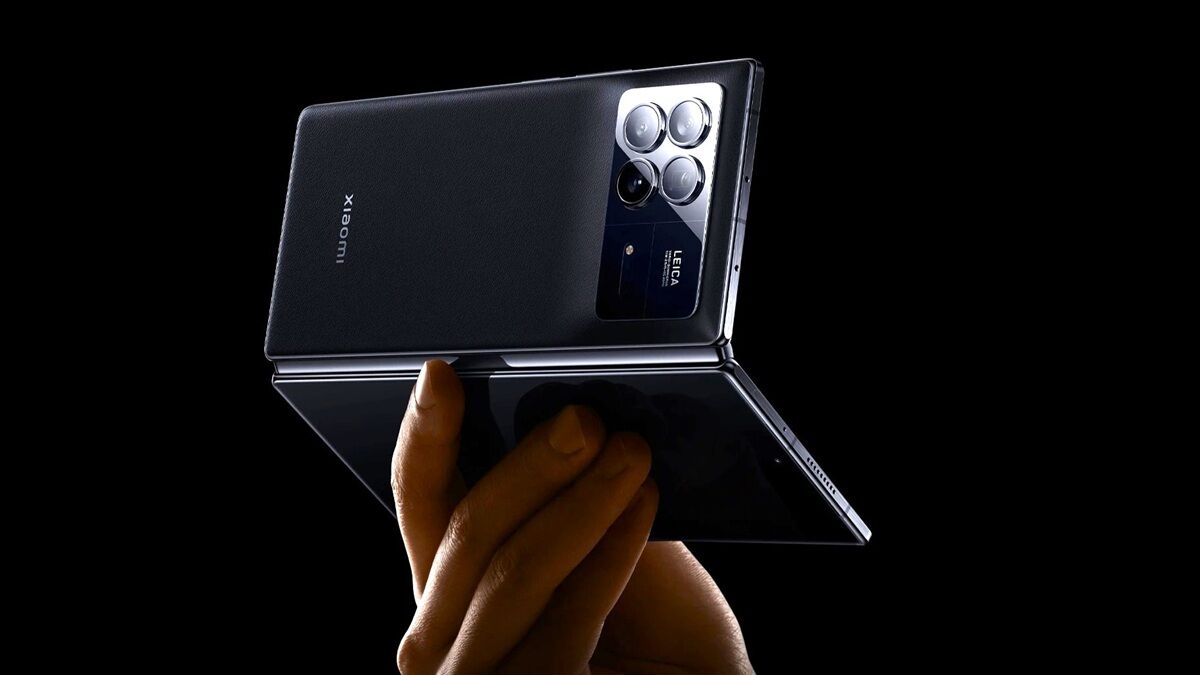 Складной смартфон Xiaomi 17 Fold в руке сзади