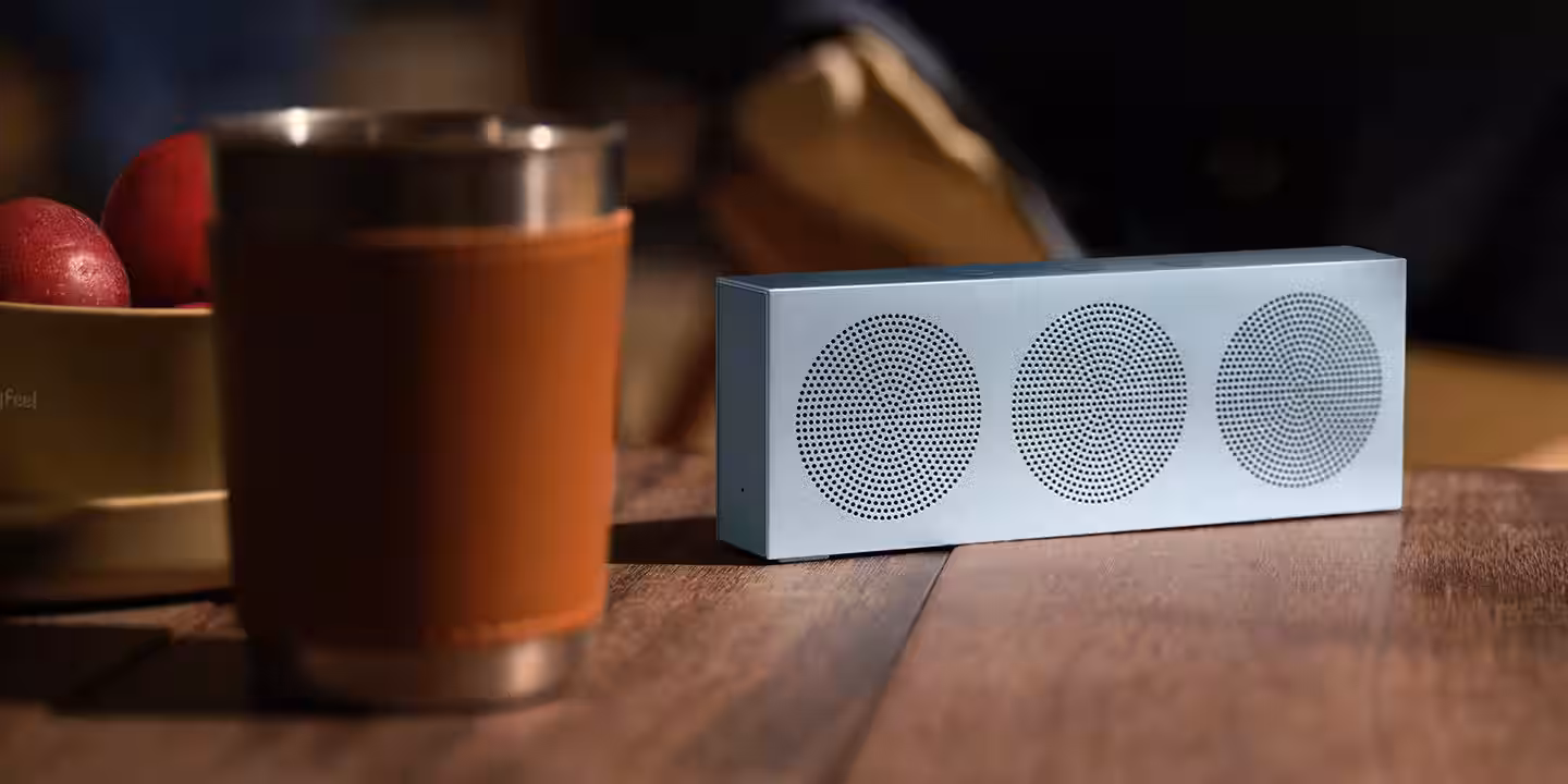 Блютуз-колонка Xiaomi на деревянной поверхности с фруктами