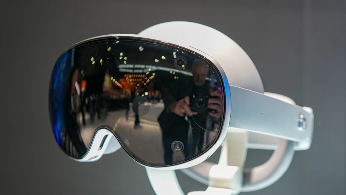 Угловой вид гарнитуры Samsung Project Moohan с затемнёнными линзами