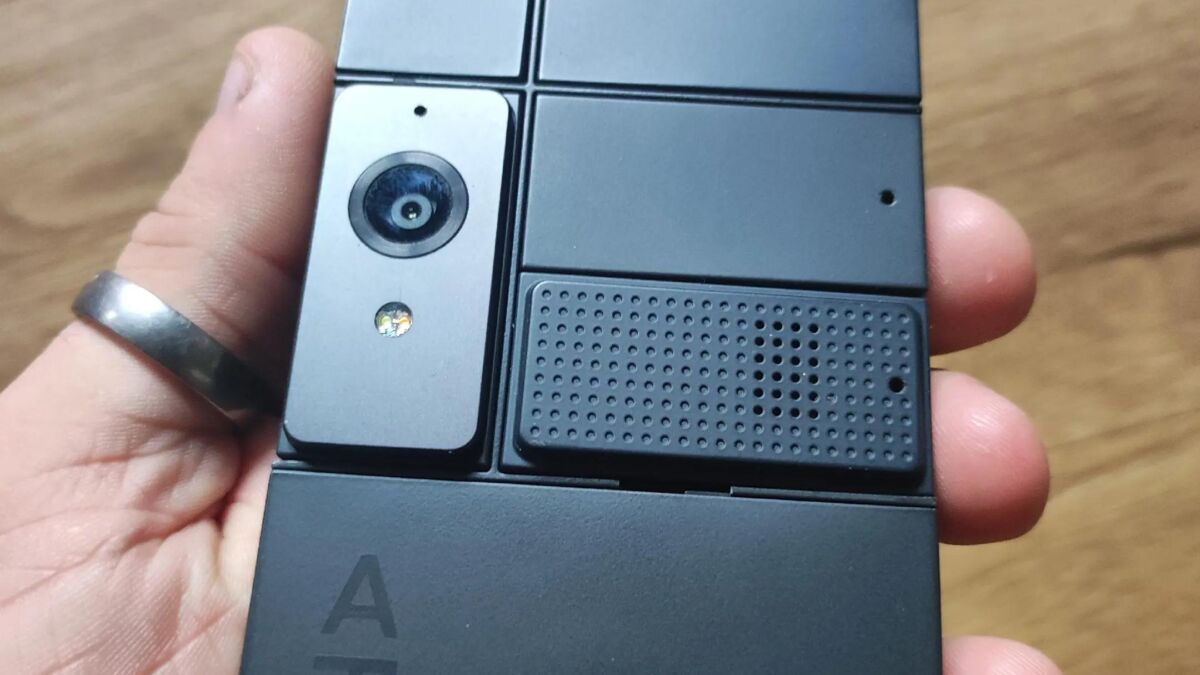Задняя панель смартфона Project Ara с модульной конструкцией
