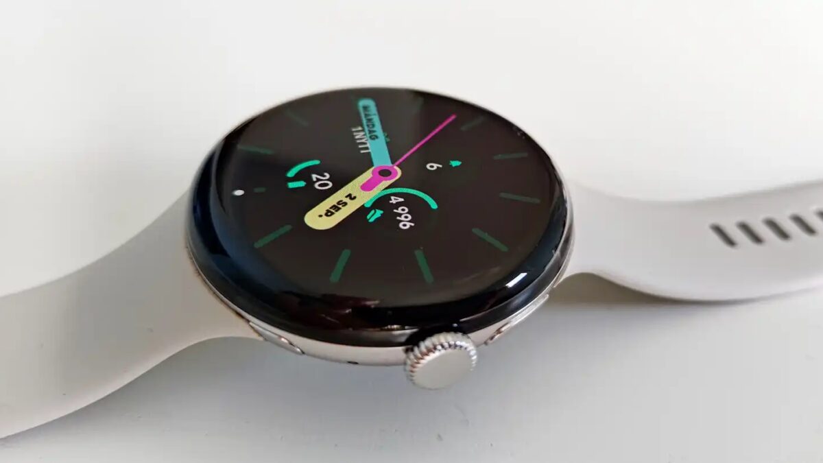 Общий вид умных часов Google Pixel Watch 4 с белым ремешком