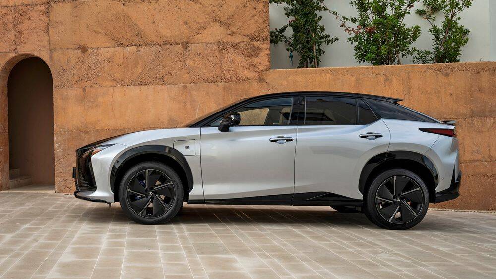 Lexus раскрыла цену электрического внедорожника RZ 2026 2 2026 lexus rz 550e f sport euro spec sonic platinum 004