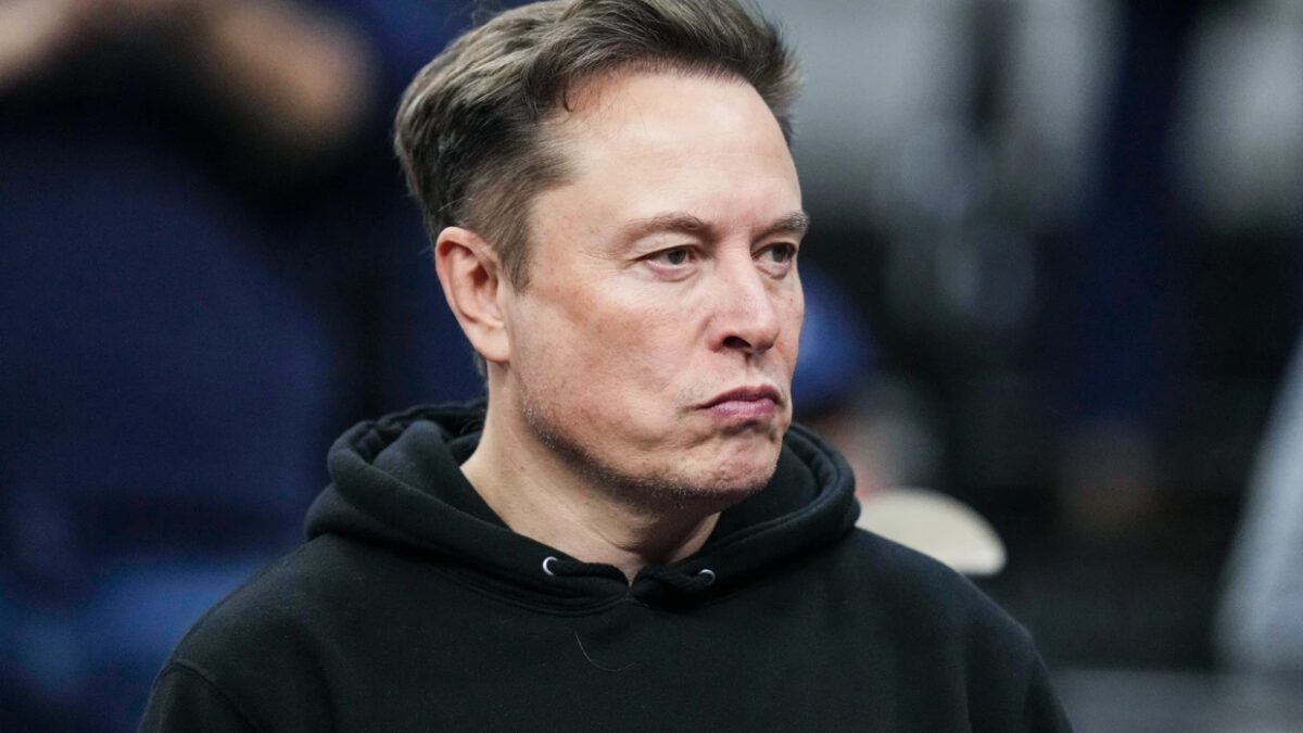 Илон Маск в черной толстовке с логотипом SpaceX