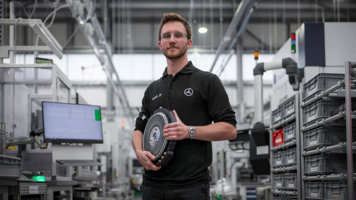 Mercedes показал электродвигатель рекордной мощности 3 5 yasa rd engineer eddie martin holds new 12.7kg prototype motor 1 scaled copy large