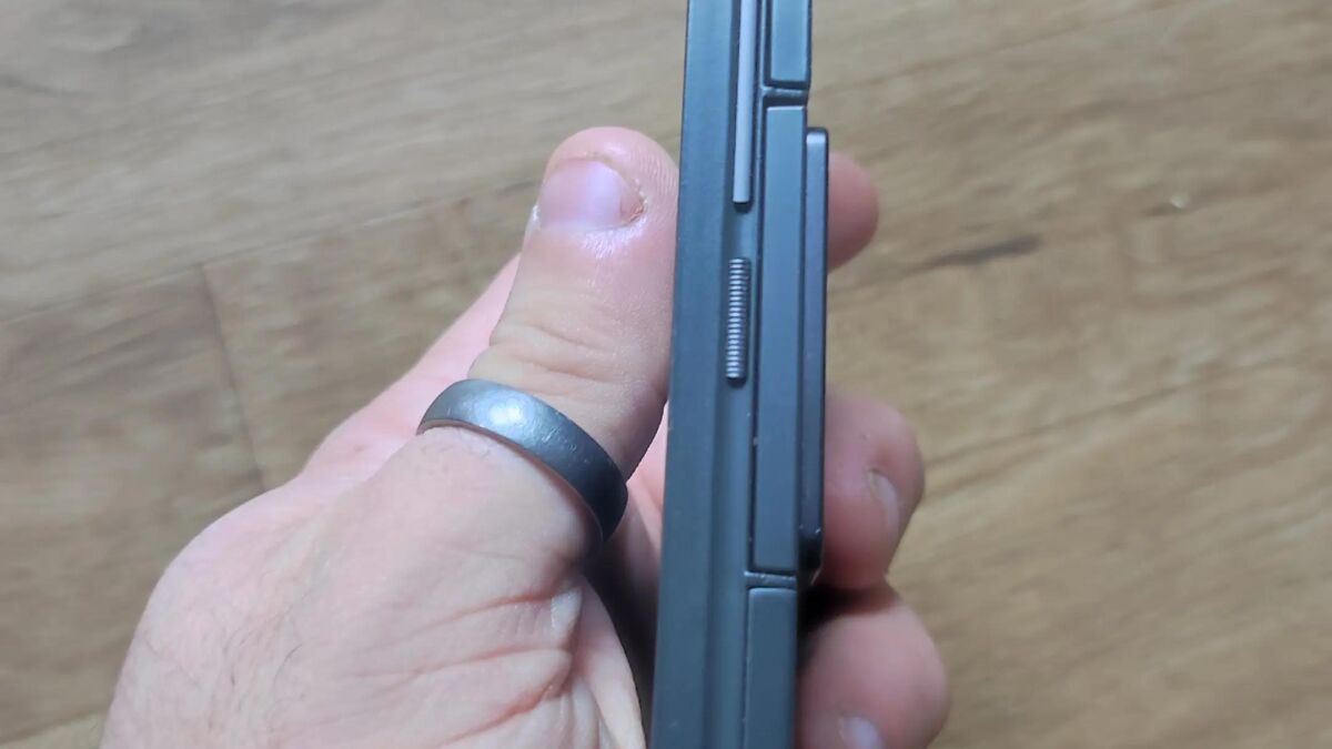 Боковой вид смартфона с модульным механизмом Project Ara