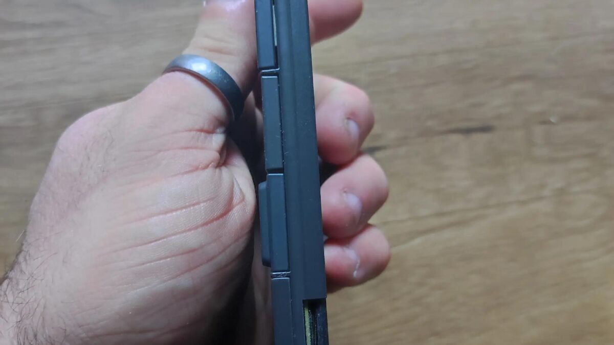 Боковой вид смартфона Project Ara с разъемом для модулей