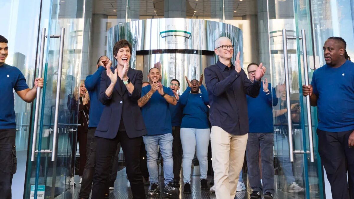 apple fifth avenue tim cook obrien iphone17launch.jpg