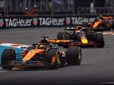 Болиды McLaren на треке Формулы-1 в сезоне 2025 года на высокой скорости, яркий окрас команды