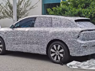 Желтый электромобиль Audi с камуфляжной пленкой на тесте в Китае