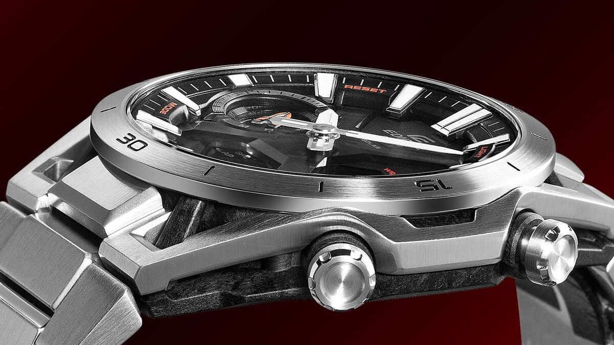 Боковой вид Casio Edifice Sospensione ECB-2300 часы с крупной кнопкой и механизмом