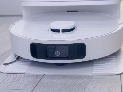 Робот-пылесос Dreame D20 Ultra на чистом полу во время уборки и мойки