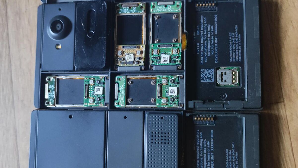Разобранный модульный смартфон Project Ara с внутренними компонентами