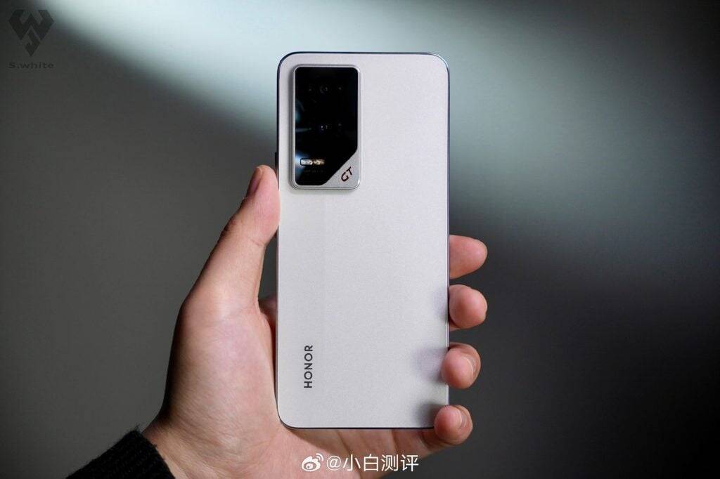 Honor готовит к концу года сразу два флагмана — серии GT2 и Honor 500 6 honor gt white rear 1 1024x682 1