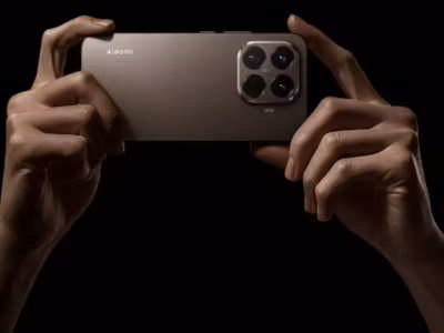 Руки держат смартфон Xiaomi 17T с тремя камерами