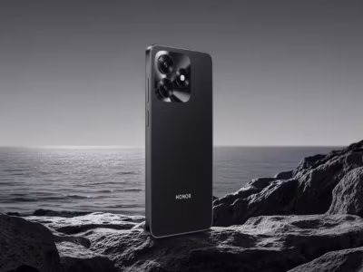 Смартфон Honor X5c: задняя крышка и корпус на фоне морского пейзажа с камнями