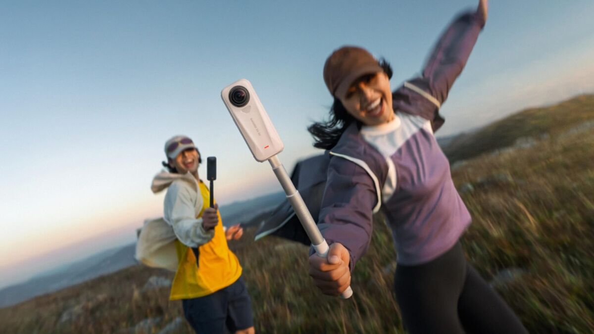 Insta360 X4 Air на прогулке: две женщины снимают селфи на природе