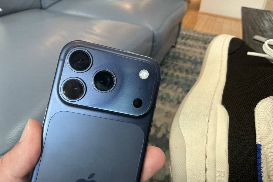 Владельцы оранжевого iPhone 17 Pro жалуются на внезапное изменение цвета корпуса 9 iphone 17 pro discoloration deep blue