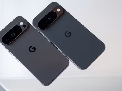 Два смартфона Google Pixel 11 с крупными камерами: вид спереди и сзади, модели Pixel 11