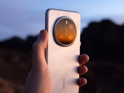 Рука держит смартфон Honor Magic 8 Ultra с камерой OmniVision OV50R
