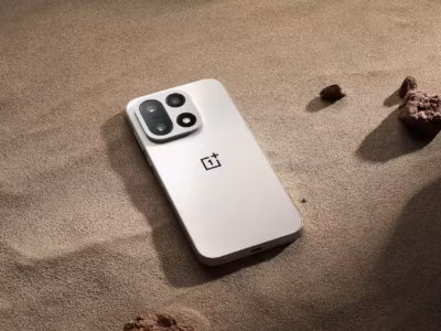 Смартфон OnePlus 15 на песке задняя панель
