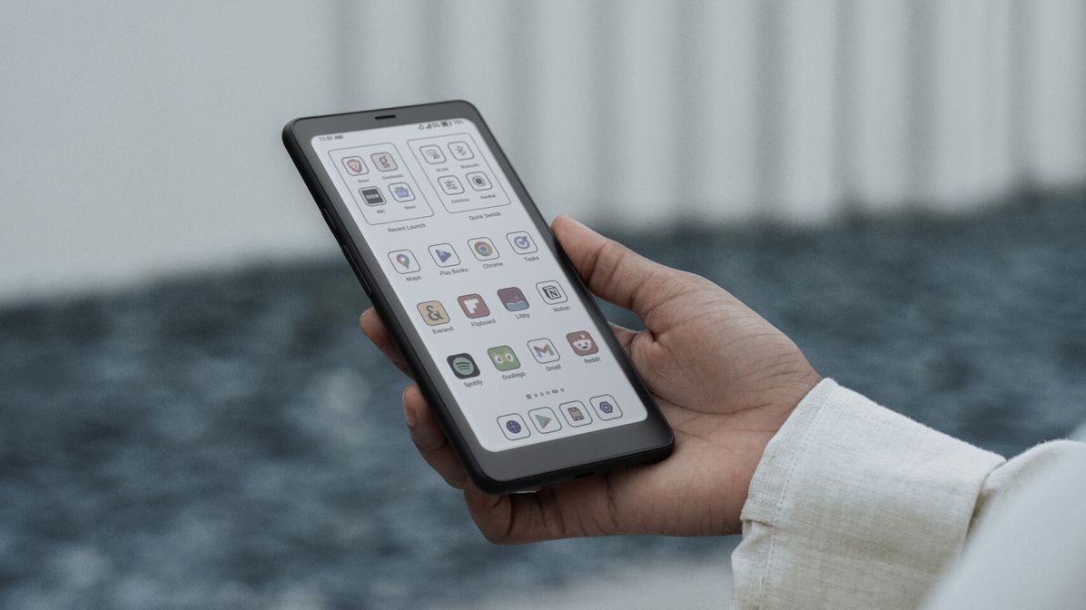Электронная книга Boox Palma 2 Pro в руке пользователя