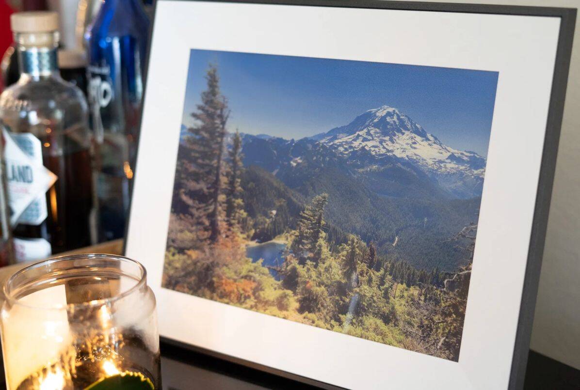 Aura выпустила цветную E Ink-рамку, которая заменит обычные фото 4