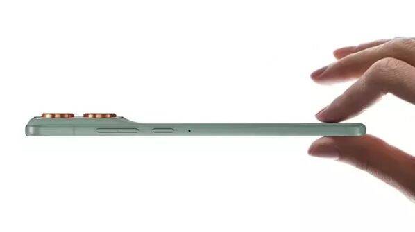 Motorola анонсировала смартфон X70 Air с тонким корпусом и емким АКБ 7